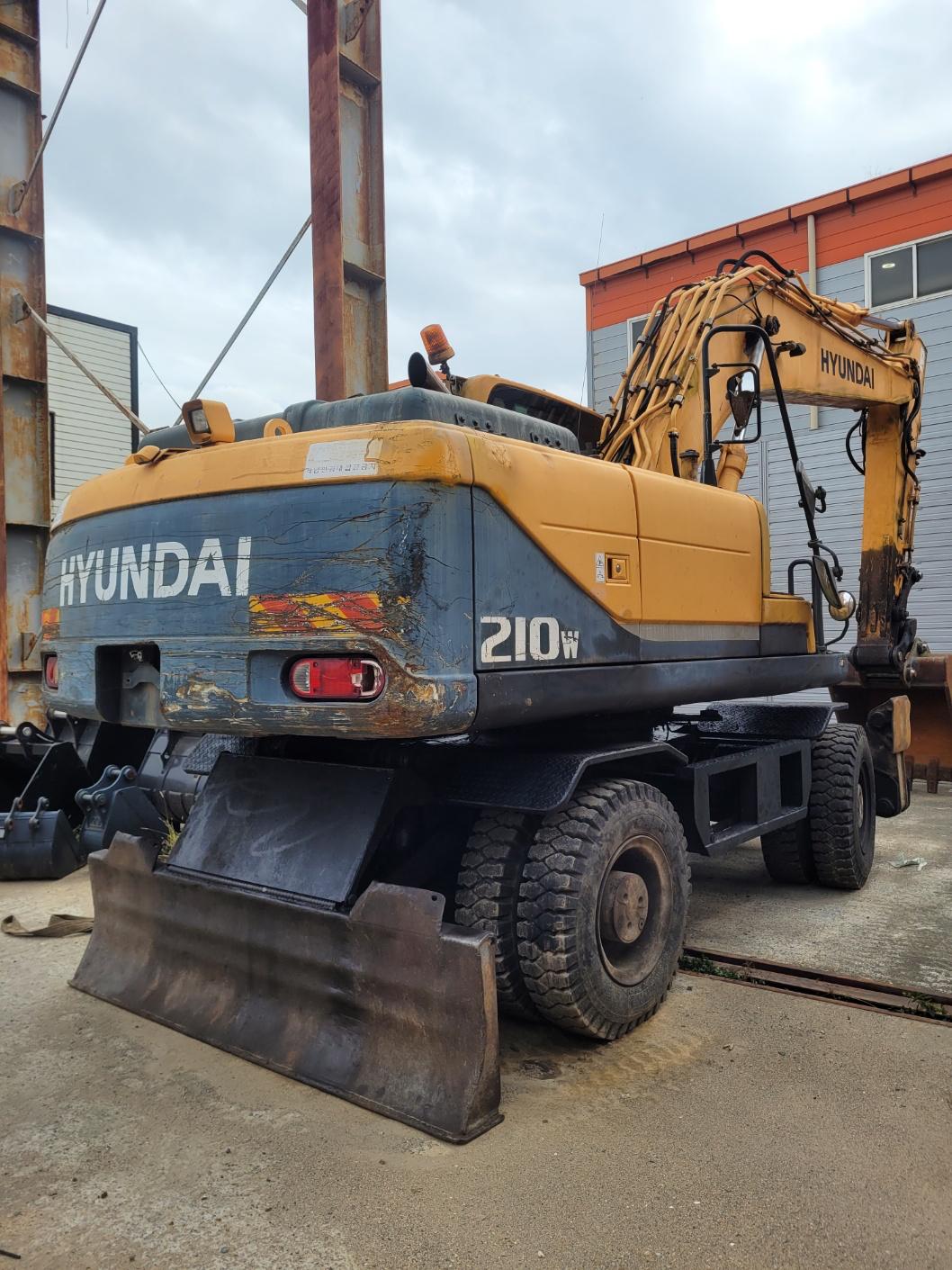 Hyundai Track Excavator R210W - 이미지 6