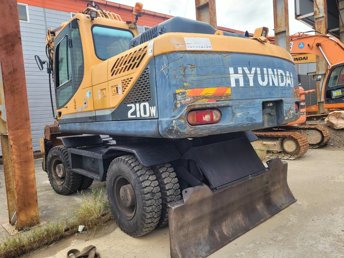 Hyundai Track Excavator R210W - 이미지 5