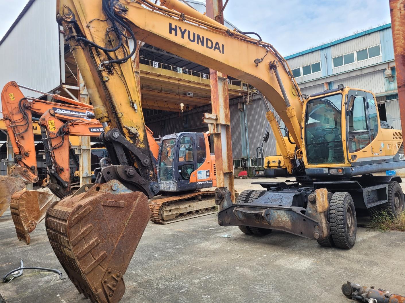 Hyundai Track Excavator R210W