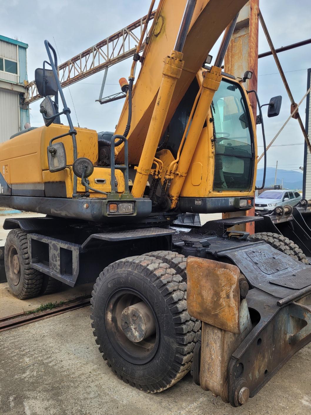 Hyundai Track Excavator R210W - 이미지 3