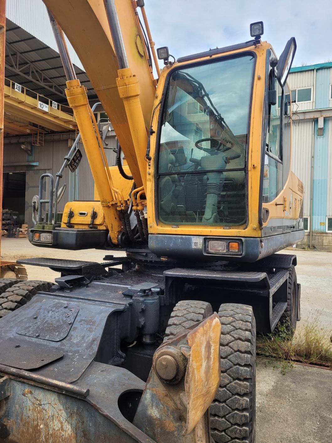 Hyundai Track Excavator R210W - 이미지 4