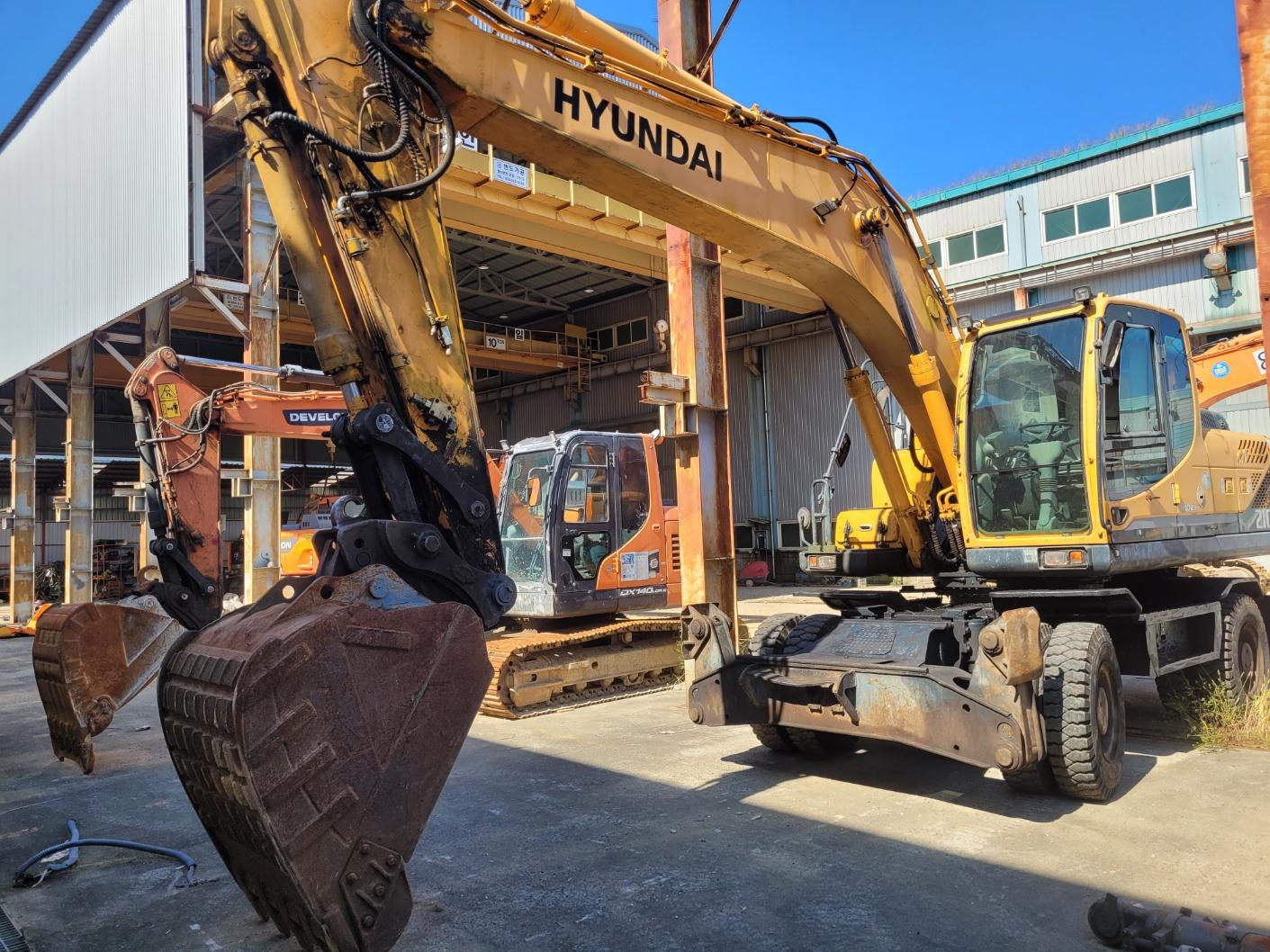 Hyundai Track Excavator R210W - 이미지 14
