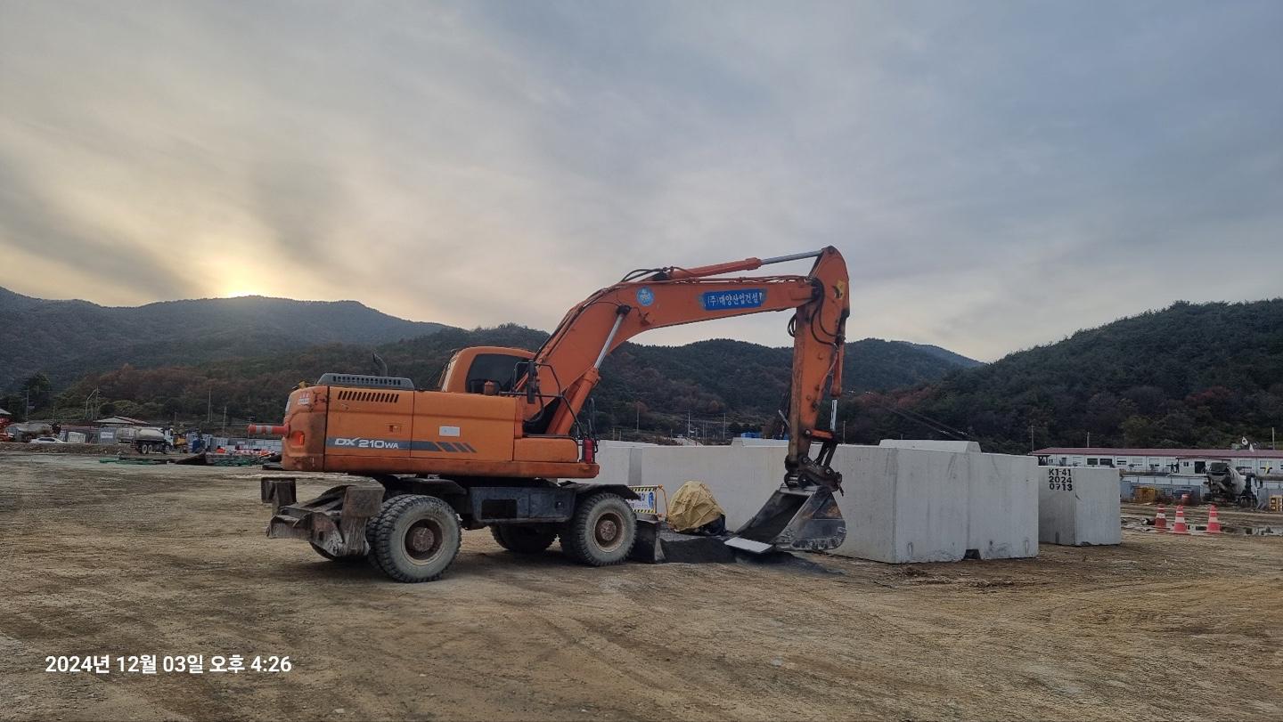 Doosan DX210W Tyre Excavator